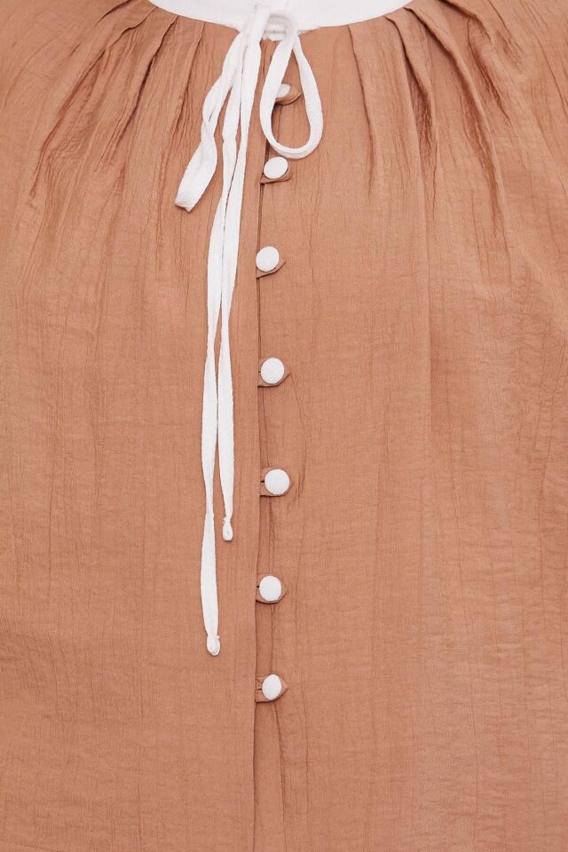 100819 ETEKLİ TAKIM HAKİM YAKA KOL UCU MANŞETLİ YAKASI BAĞLAMALI ÖNÜ DÜĞMELİ ETEĞİN BELİ LASTİKLİ ŞERİT VE PİLE DETAYLI #07-25#