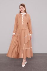 100819 ETEKLİ TAKIM HAKİM YAKA KOL UCU MANŞETLİ YAKASI BAĞLAMALI ÖNÜ DÜĞMELİ ETEĞİN BELİ LASTİKLİ ŞERİT VE PİLE DETAYLI #07-25#