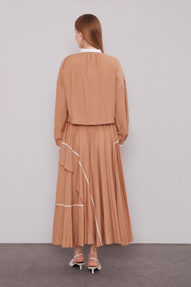 100819 ETEKLİ TAKIM HAKİM YAKA KOL UCU MANŞETLİ YAKASI BAĞLAMALI ÖNÜ DÜĞMELİ ETEĞİN BELİ LASTİKLİ ŞERİT VE PİLE DETAYLI #07-25#