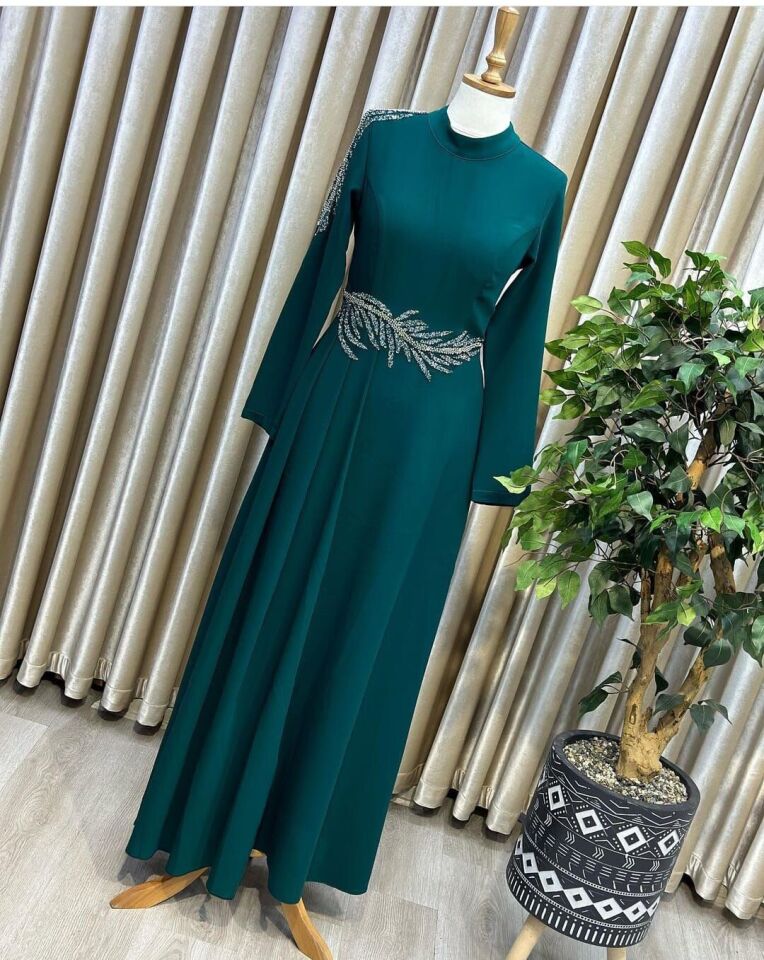 2106 SAĞ OMZU VE BELİ TAŞ DETAYLI ABİYE ELBSE QYS ABİYE ELBİSE 2106 $23-08$ 50 - ZÜMRÜT YEŞİLİ
