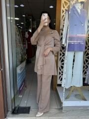 2239 TAKIM ARKADAN FERMUARLI BELİ BAĞLAMALI GÖĞSÜ BROŞ DETAYLI PANTLOLONUN BELİ LASTİKLİ 2 Lİ TAKIM QYS TAKIM
