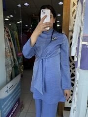 2239 TAKIM ARKADAN FERMUARLI BELİ BAĞLAMALI GÖĞSÜ BROŞ DETAYLI PANTLOLONUN BELİ LASTİKLİ 2 Lİ TAKIM QYS TAKIM