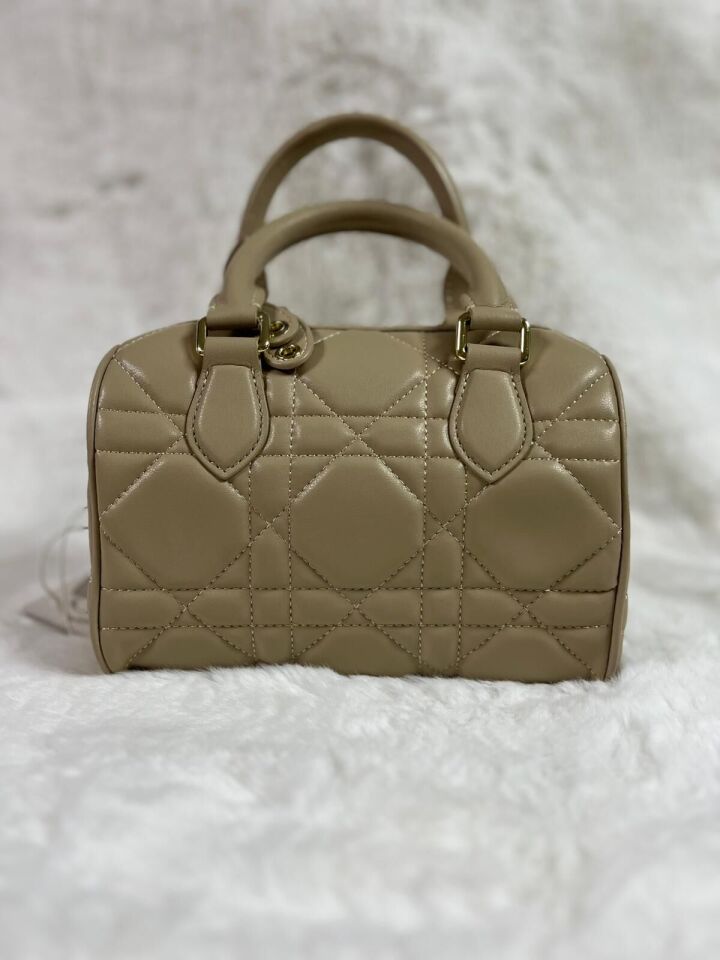 930338 KABARTMA DESENLİ EL VE ÇAPRAZ KULLANIMA UYGUN PREMİUM ÇANTA #08-25#