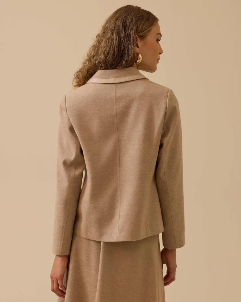 10002521110018 ÖNDEN FERMUARLI YAKASI VE CEP UÇLARI DERİ DETAYLI KISA CEKET