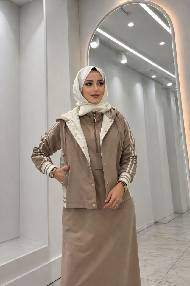 3770 İÇİ YARIM FERMUARLI YELEĞİ KAPİŞONLU YANLARI KAPİTONE DETAYLI İKİ İPLİK YELEKLİ İKİLİ ELBİSE#26# 44 - CAMEL