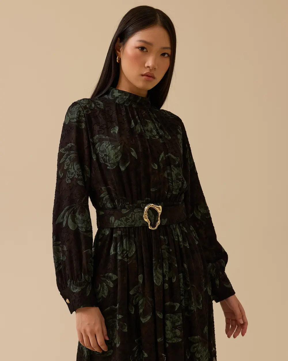 10002521311010 ÜSTÜ TÜL DESENLİ BELİ KEMERLİ ŞIK ELBİSE