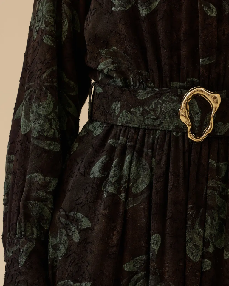 10002521311010 ÜSTÜ TÜL DESENLİ BELİ KEMERLİ ŞIK ELBİSE