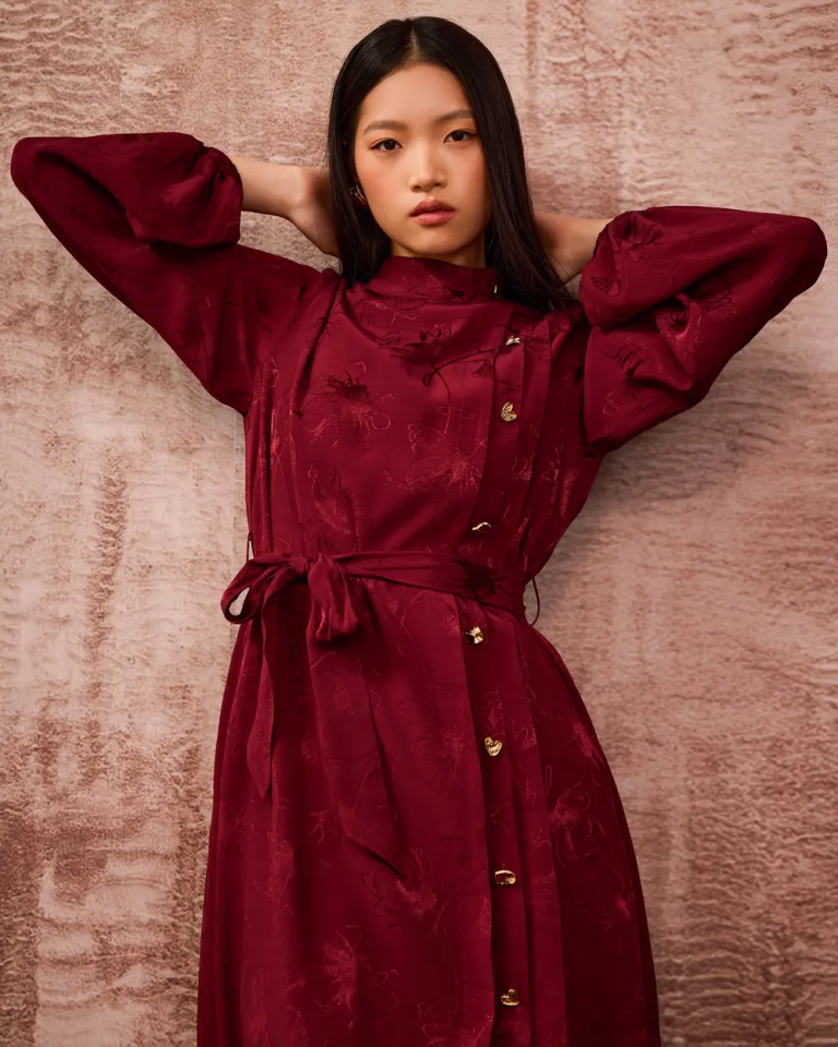 10002521311014 OMUZDAN AŞAĞI DÜĞMELİ KOL UCU LASTİKLİ JAKAR ELBİSE