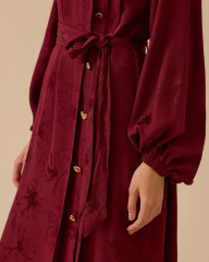 10002521311014 OMUZDAN AŞAĞI DÜĞMELİ KOL UCU LASTİKLİ JAKAR ELBİSE