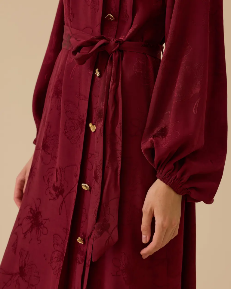 10002521311014 OMUZDAN AŞAĞI DÜĞMELİ KOL UCU LASTİKLİ JAKAR ELBİSE