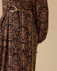 10002521311021 KARINDAN ZİNCİR VE BÜZGÜ DETAYLI JAKAR DESENLİ ŞIK ELBİSE