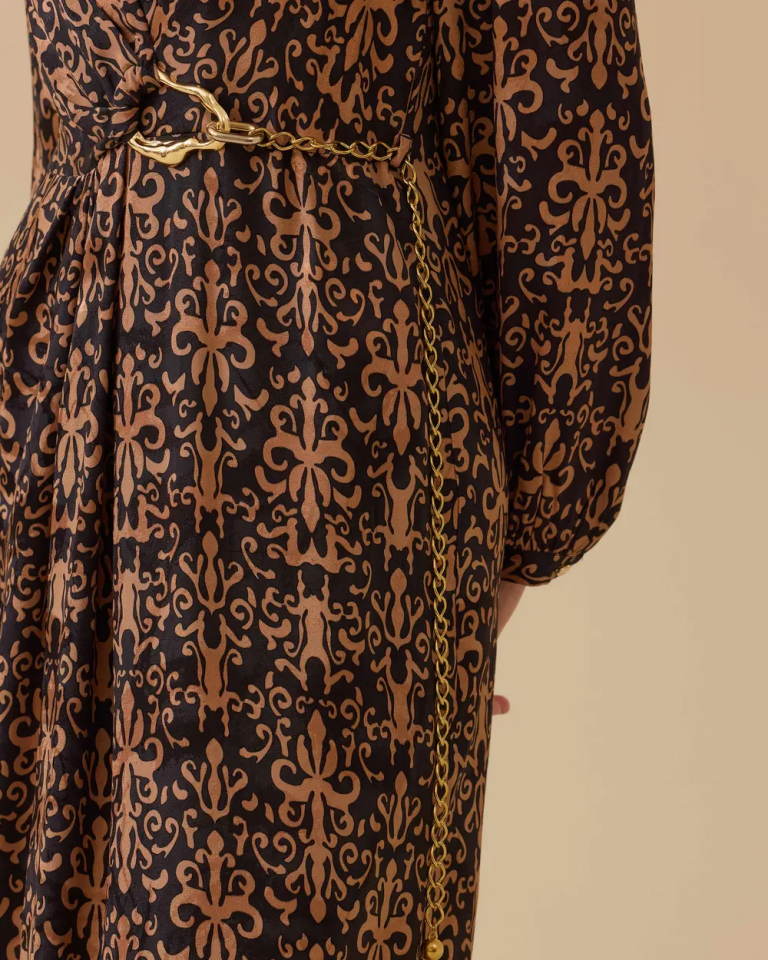 10002521311021 KARINDAN ZİNCİR VE BÜZGÜ DETAYLI JAKAR DESENLİ ŞIK ELBİSE