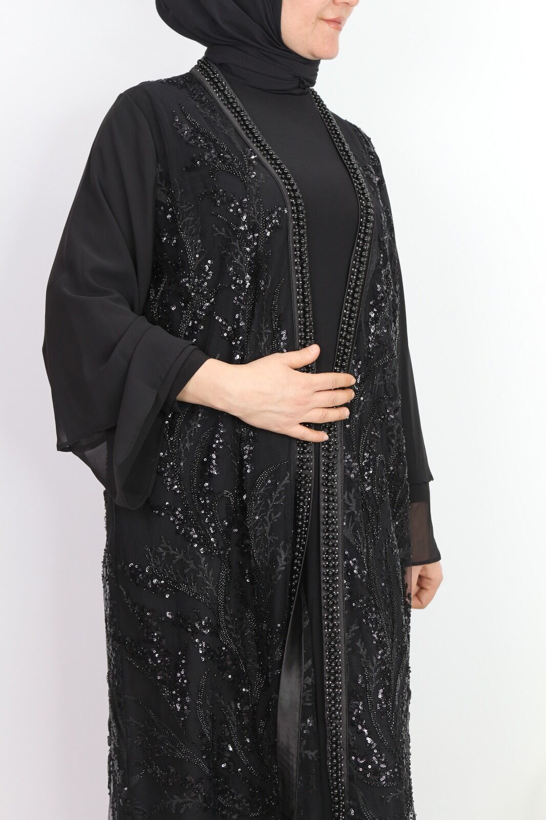 42932 İÇ ELBİSESİ SANDY KUMAŞ DIŞ İŞLEME BONCUK VE TAŞ DETAYLI KENAR KISIM DERİ GÖRÜNÜMLÜ ABAYA