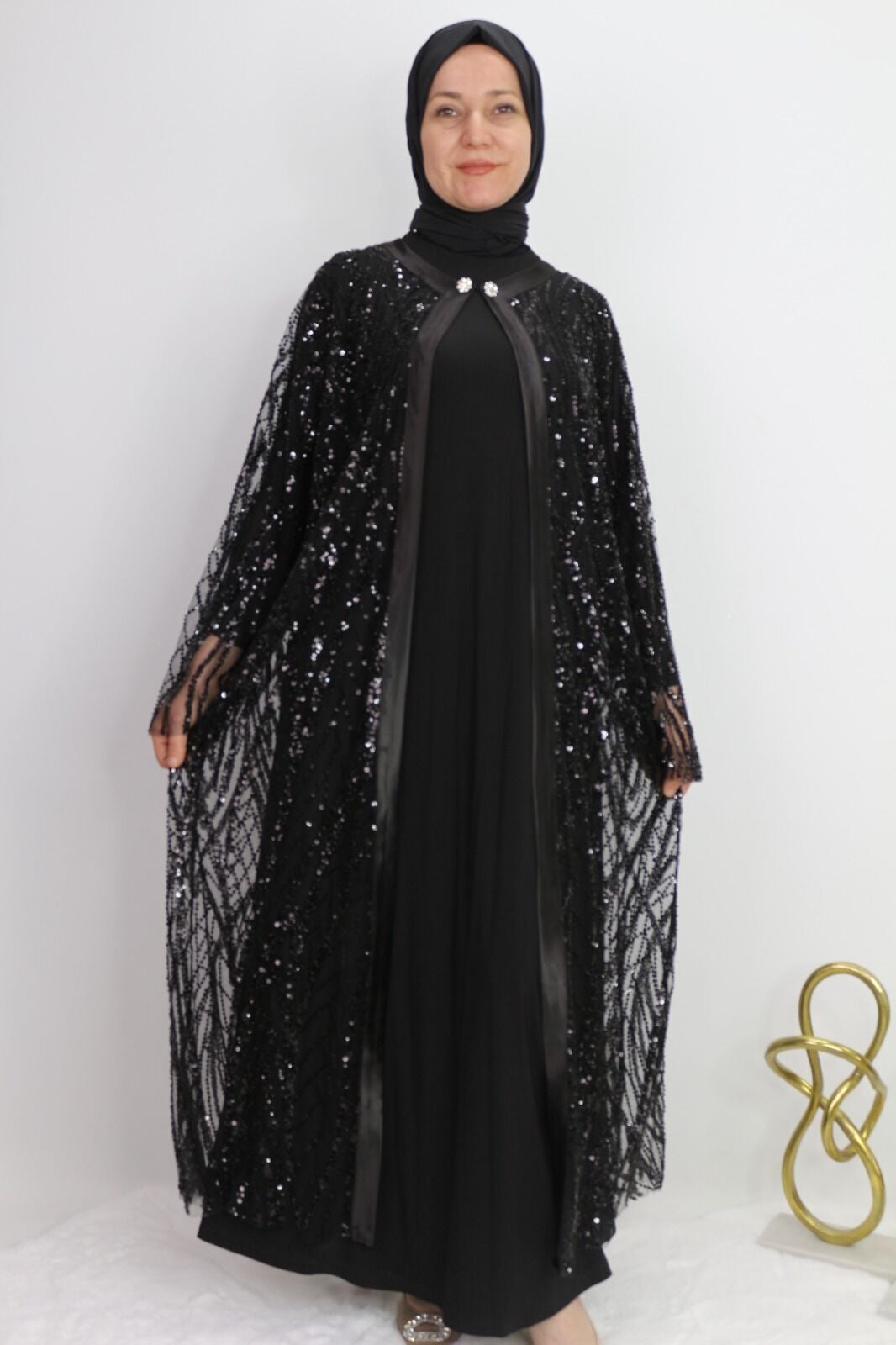 42903 İÇ SANDY KUMAŞ UZUN KOL DIŞ KENAR SATEN GÖRÜNÜMLÜ YAKA BROŞ DETAYLI DIŞ TÜL İŞLEME BONCUK PUL TAŞ DETAYLI İKİLİ ŞIK ABAYA