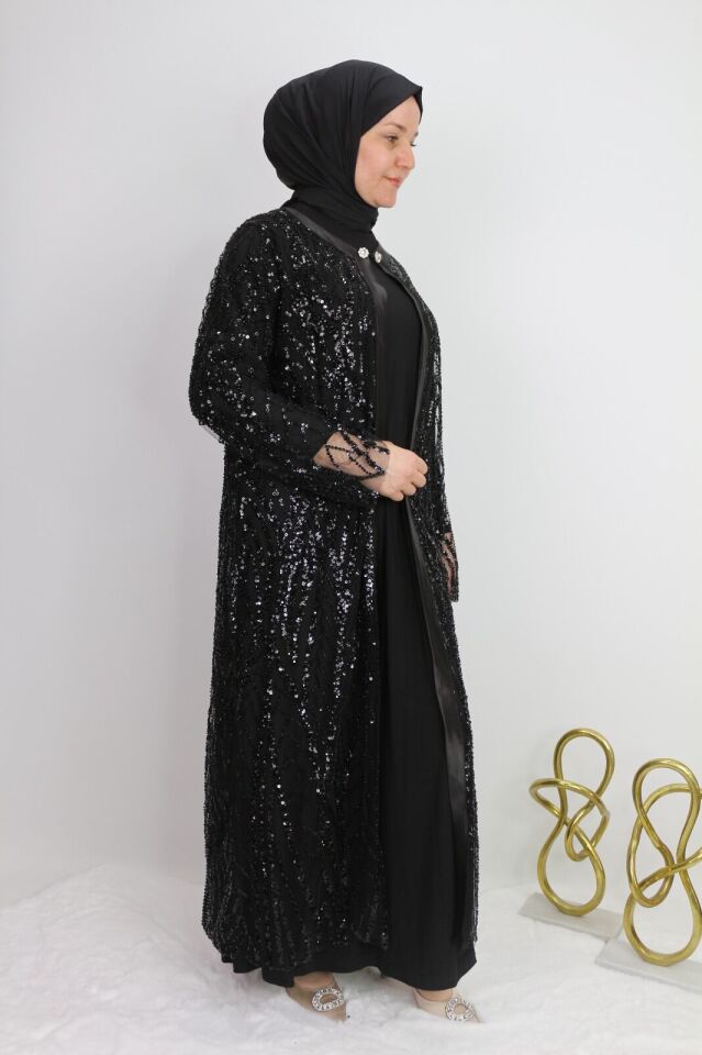 42903 İÇ SANDY KUMAŞ UZUN KOL DIŞ KENAR SATEN GÖRÜNÜMLÜ YAKA BROŞ DETAYLI DIŞ TÜL İŞLEME BONCUK PUL TAŞ DETAYLI İKİLİ ŞIK ABAYA