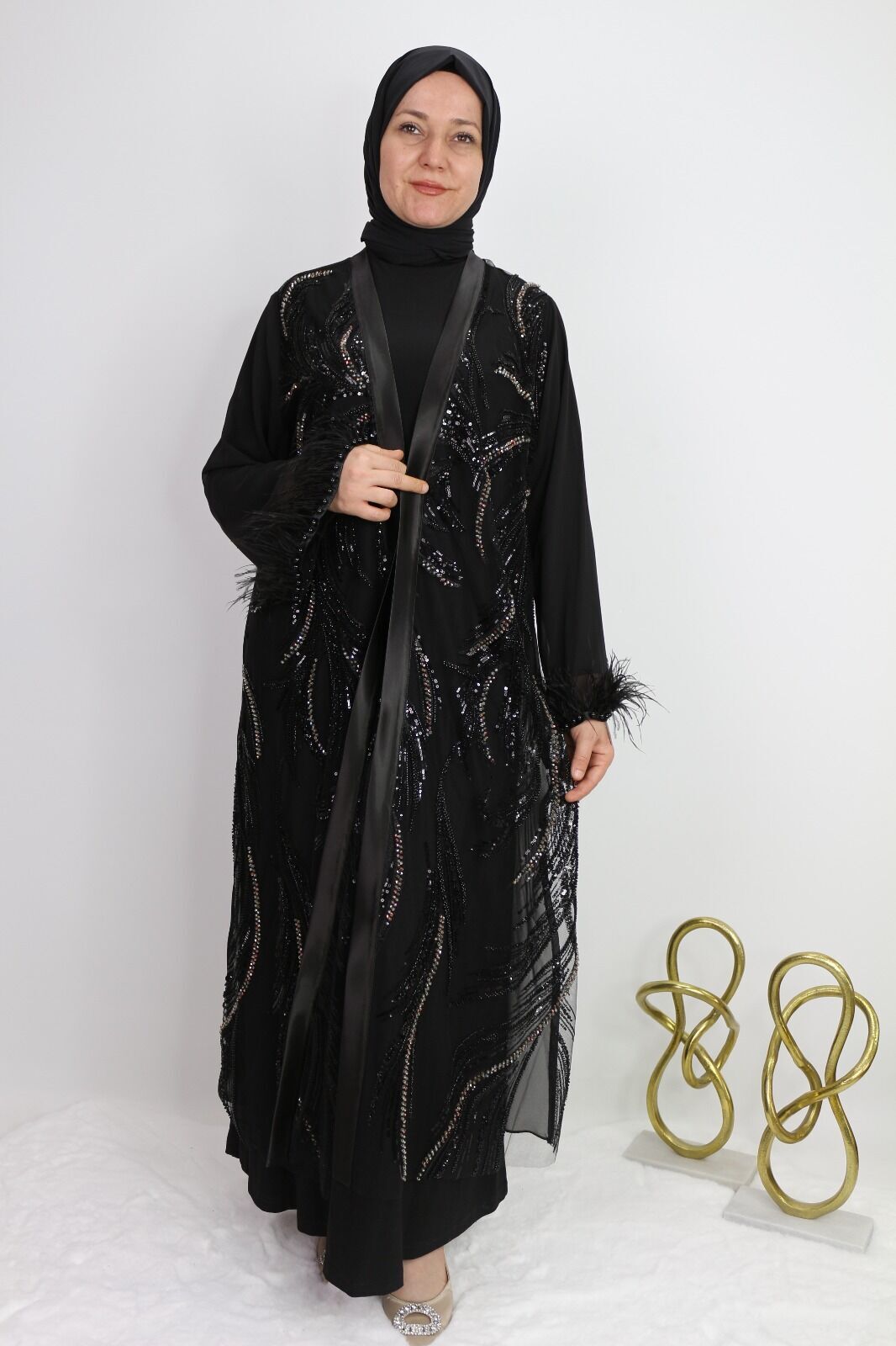 42931 İÇ BLUZ SANDY KUMAŞ UZUN KOLLU DIŞ KENARI SATEN GÖRÜNÜMLÜ ARKA DÜZ ÖNÜ TAŞ BONCUK VE PUL İŞLEMELİ KOL UCU TÜY VE BONCUK İŞLEMELİ 2Lİ ABAYA