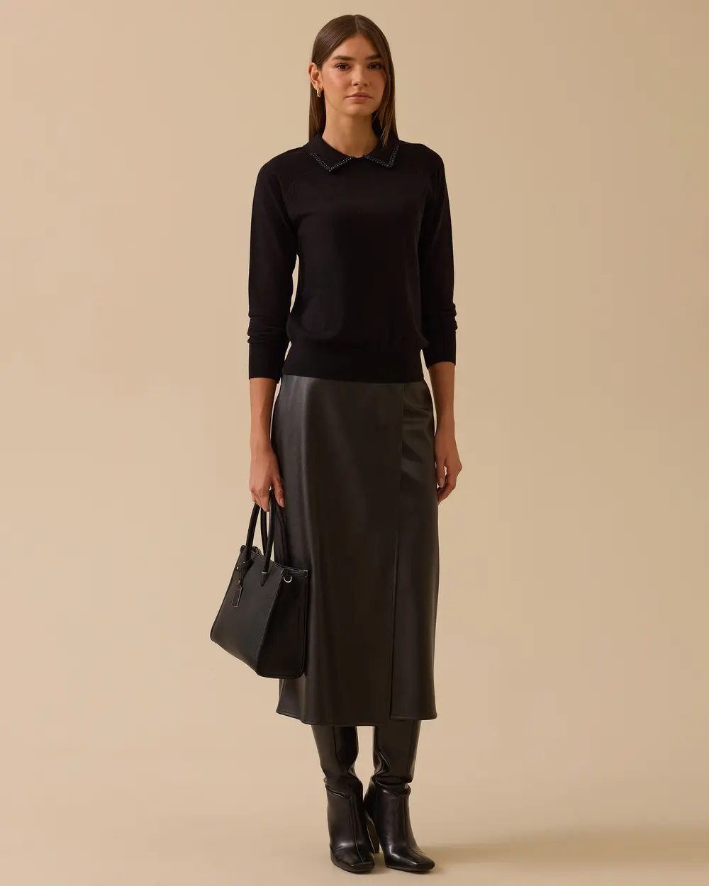 10002521710008 YAKASI İNCİ DETAYLI KOL UCU VE ETEK UCU LASTİKLİ KISA TRİKO BLUZ