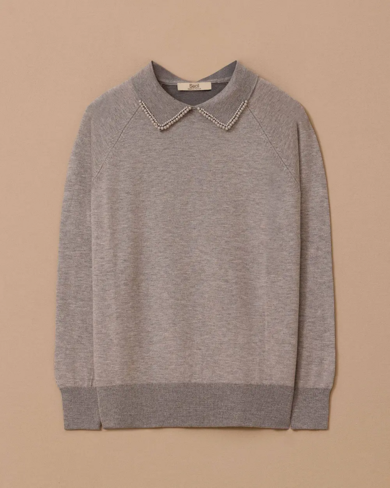 10002521710008 YAKASI İNCİ DETAYLI KOL UCU VE ETEK UCU LASTİKLİ KISA TRİKO BLUZ