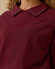 10002521710008 YAKASI İNCİ DETAYLI KOL UCU VE ETEK UCU LASTİKLİ KISA TRİKO BLUZ