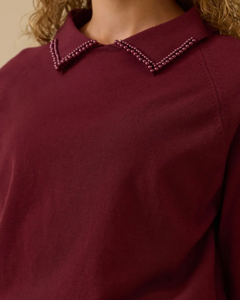 10002521710008 YAKASI İNCİ DETAYLI KOL UCU VE ETEK UCU LASTİKLİ KISA TRİKO BLUZ