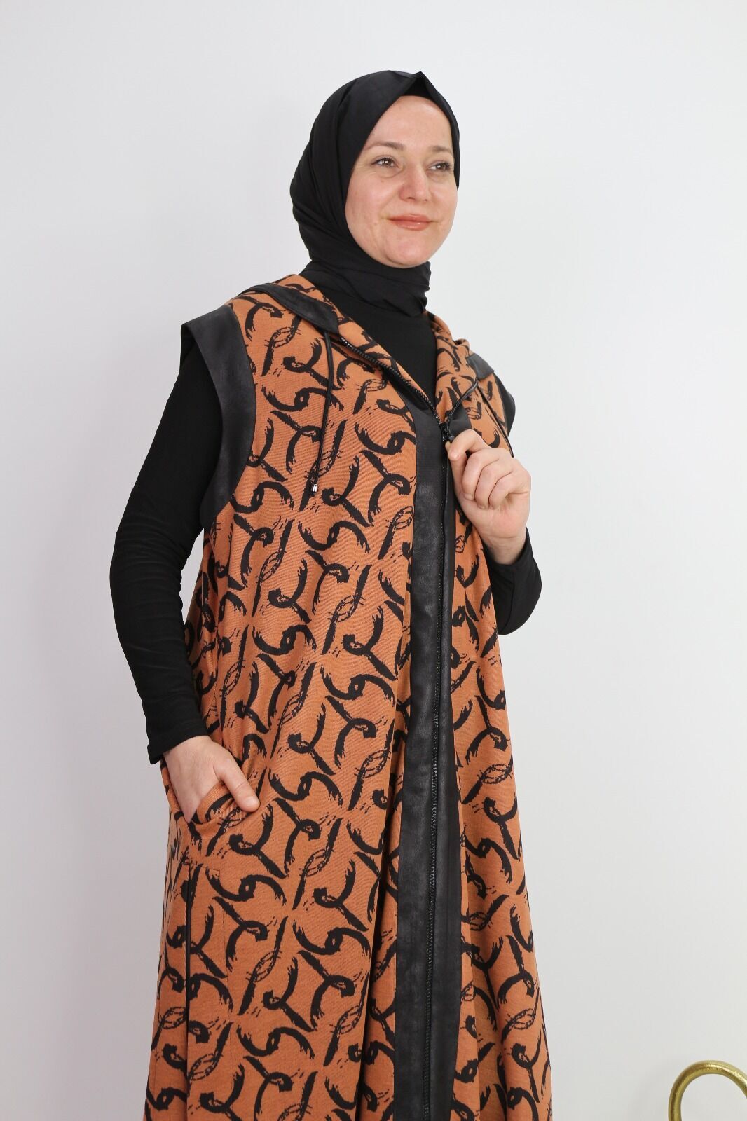 41424 FERMUARLI KAPİŞONLU FERMUARI KENARLARI VE KAPİŞONU DERİ GÖRÜNÜMLÜ BASKILI İKİ İPLİK UZUN YELEK