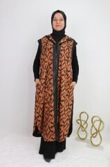 41424 FERMUARLI KAPİŞONLU FERMUARI KENARLARI VE KAPİŞONU DERİ GÖRÜNÜMLÜ BASKILI İKİ İPLİK UZUN YELEK