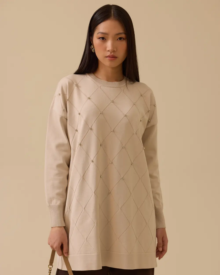 10002521711011 ÖNÜ BAKLAVA DESENLİ TAŞLI KOL UCU LASTİKLİ SOĞUK TRİKO TUNİK