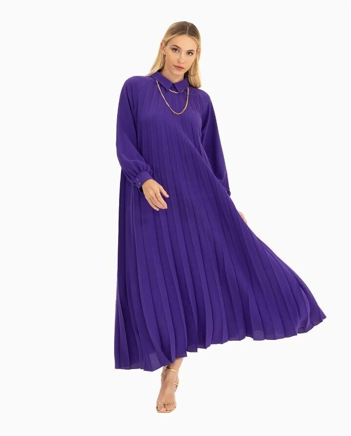 ELBİSE AKSESUAR DETAYLI REGLAN KOL BİLEK BOY PİLİSELİ ELBİSE