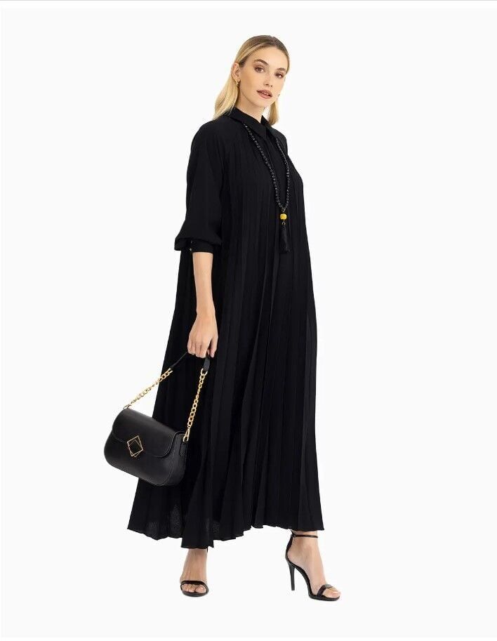 ELBİSE AKSESUAR DETAYLI REGLAN KOL BİLEK BOY PİLİSELİ ELBİSE