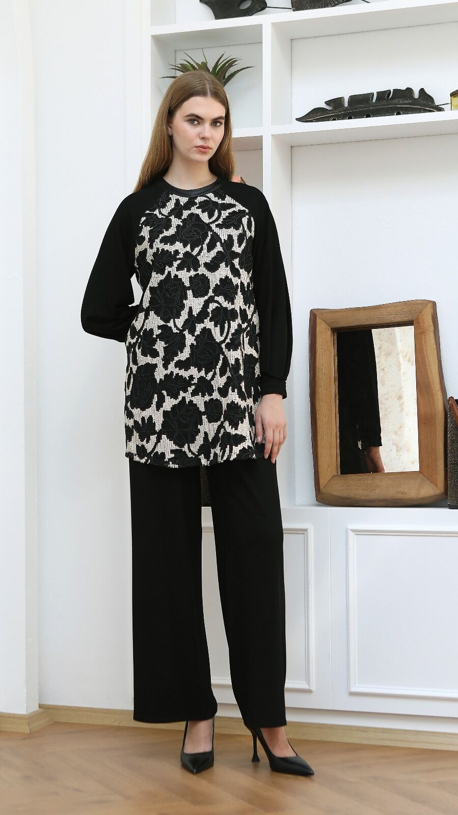 43403 ÖNÜ TÜL VE PUL İŞLEMELİ YAPRAK DESENLİ KOLU KAT DETAYLI TRİKO TUNİK