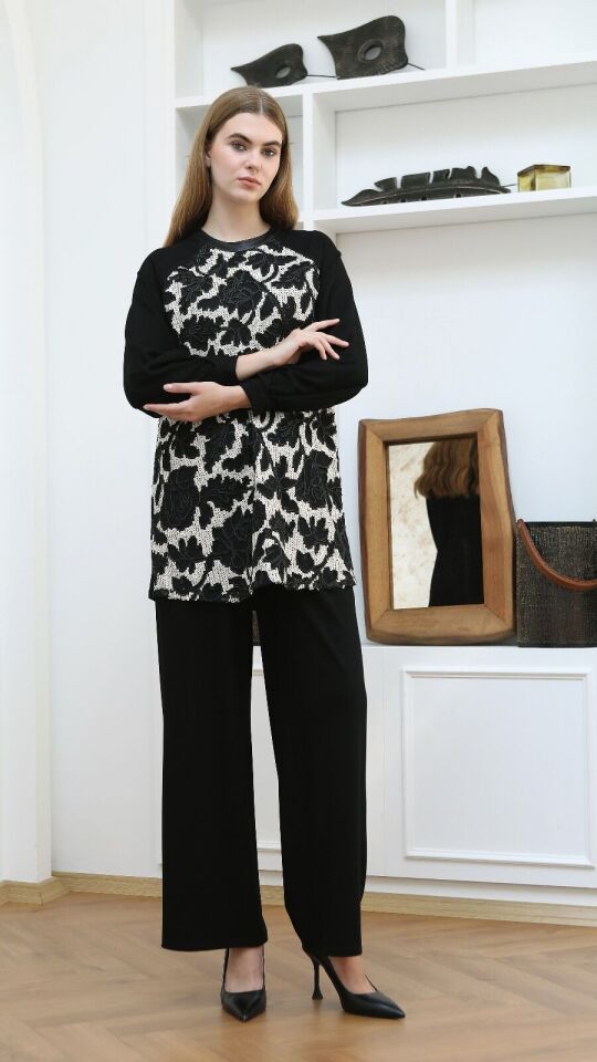 43403 ÖNÜ TÜL VE PUL İŞLEMELİ YAPRAK DESENLİ KOLU KAT DETAYLI TRİKO TUNİK