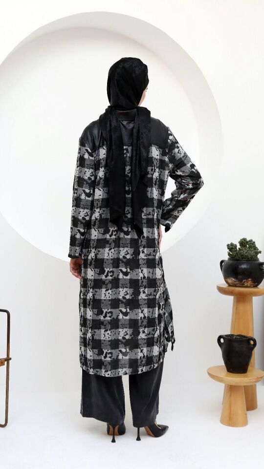 43401 ÖNÜ DÜĞMELİ YAKASI VE OMUZLARI DERİ DETAYLI ŞİLE BEZİ UZUN TUNİK