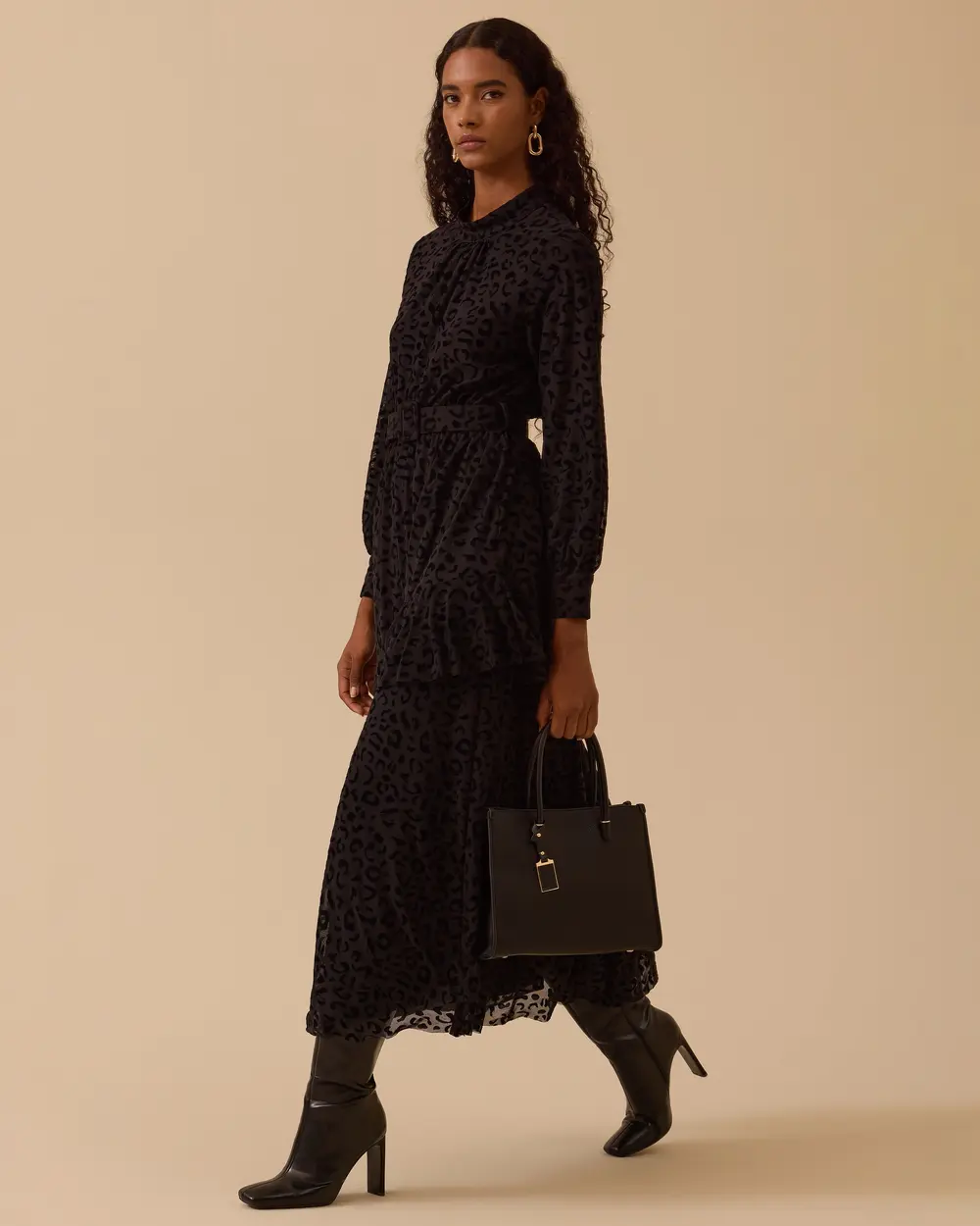 10002521311009 BELİ LASTİKLİ VE KEMERLİ ETEK UCU FIRFIRLI TÜLLÜ ŞIK ELBİSE