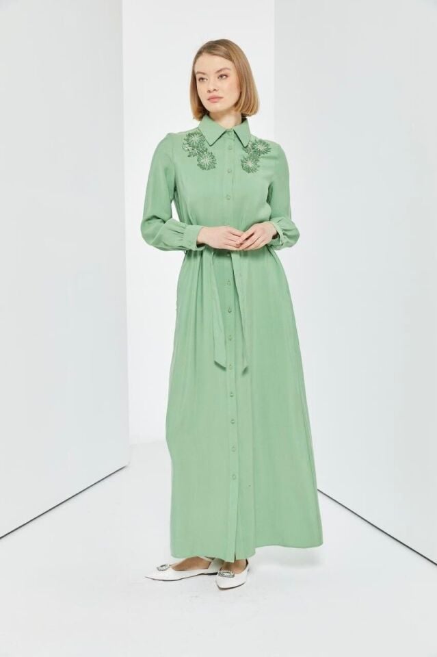 63065 GÖMLEK YAKA ÖN KISMI BONCUK VE ÇİÇEK İŞLEMELİ BOYDAN DÜĞMELİ CEPLİ BELİ BAĞLAMALI ELBİSE  #04-25#