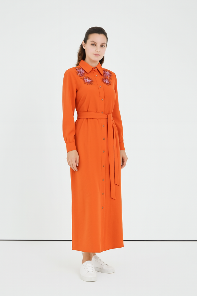 63065 GÖMLEK YAKA ÖN KISMI BONCUK VE ÇİÇEK İŞLEMELİ BOYDAN DÜĞMELİ CEPLİ BELİ BAĞLAMALI ELBİSE  #04-25#