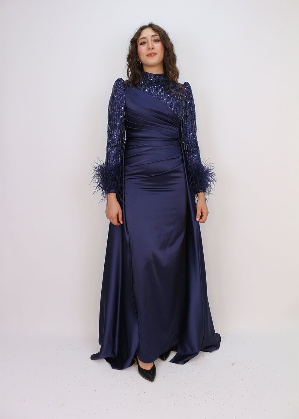 243 KOL UCU TÜYLÜ KOL VE GÖĞÜS TAŞ DETAY BEL BÜZGÜLÜ ARKASI PELERİNLİ BALIK MODEL ABİYE QKS