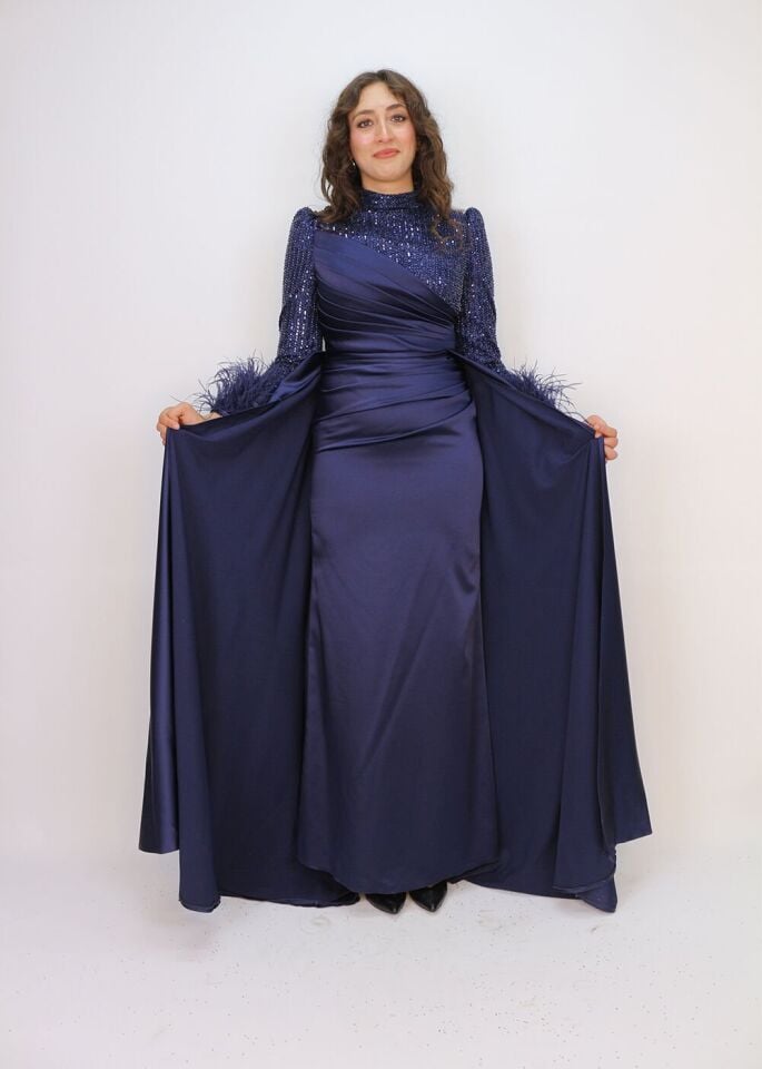 243 KOL UCU TÜYLÜ KOL VE GÖĞÜS TAŞ DETAY BEL BÜZGÜLÜ ARKASI PELERİNLİ BALIK MODEL ABİYE QKS