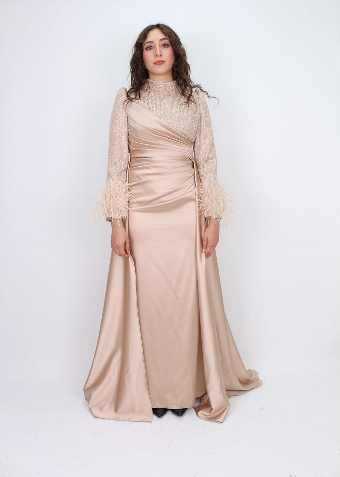 243 KOL UCU TÜYLÜ KOL VE GÖĞÜS TAŞ DETAY BEL BÜZGÜLÜ ARKASI PELERİNLİ BALIK MODEL ABİYE QKS