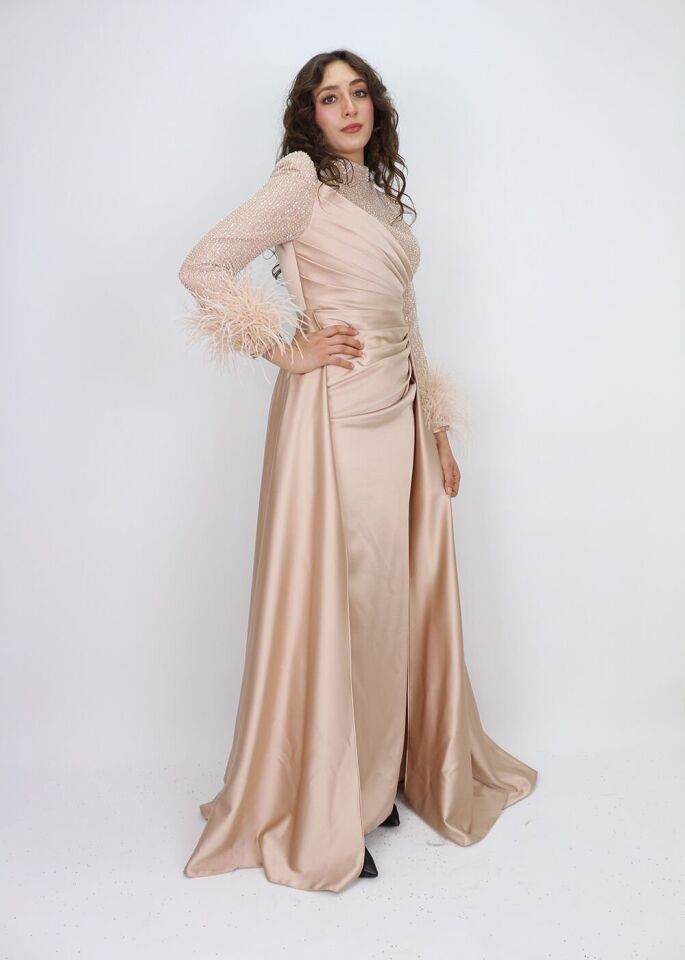 243 KOL UCU TÜYLÜ KOL VE GÖĞÜS TAŞ DETAY BEL BÜZGÜLÜ ARKASI PELERİNLİ BALIK MODEL ABİYE QKS