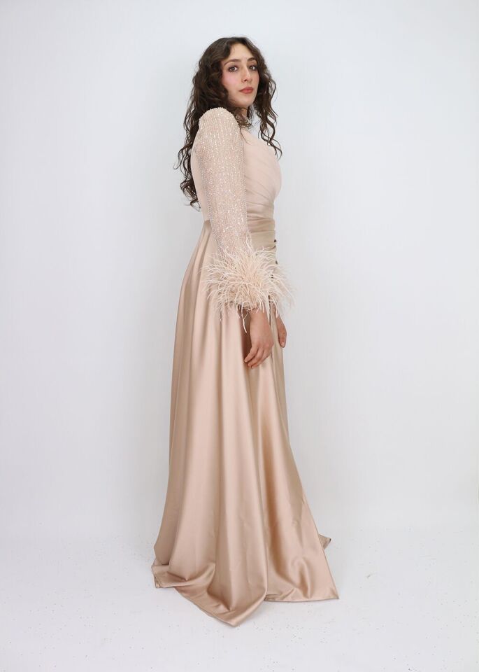 243 KOL UCU TÜYLÜ KOL VE GÖĞÜS TAŞ DETAY BEL BÜZGÜLÜ ARKASI PELERİNLİ BALIK MODEL ABİYE QKS