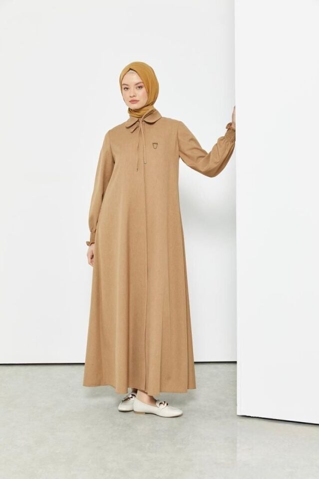 55006 ÖNDEN GİZLİ DÜĞMELİ KOL UCU LASTİKLİ A KESİM KREP KUMAŞ FERACE #04-25#