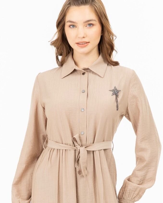 2123 ÖNÜ YARIM DÜĞMELİ KOL UCU LASTİKLİ BELİ KEMERLİ YILDIZ ARMALI ELBİSE #03-25#