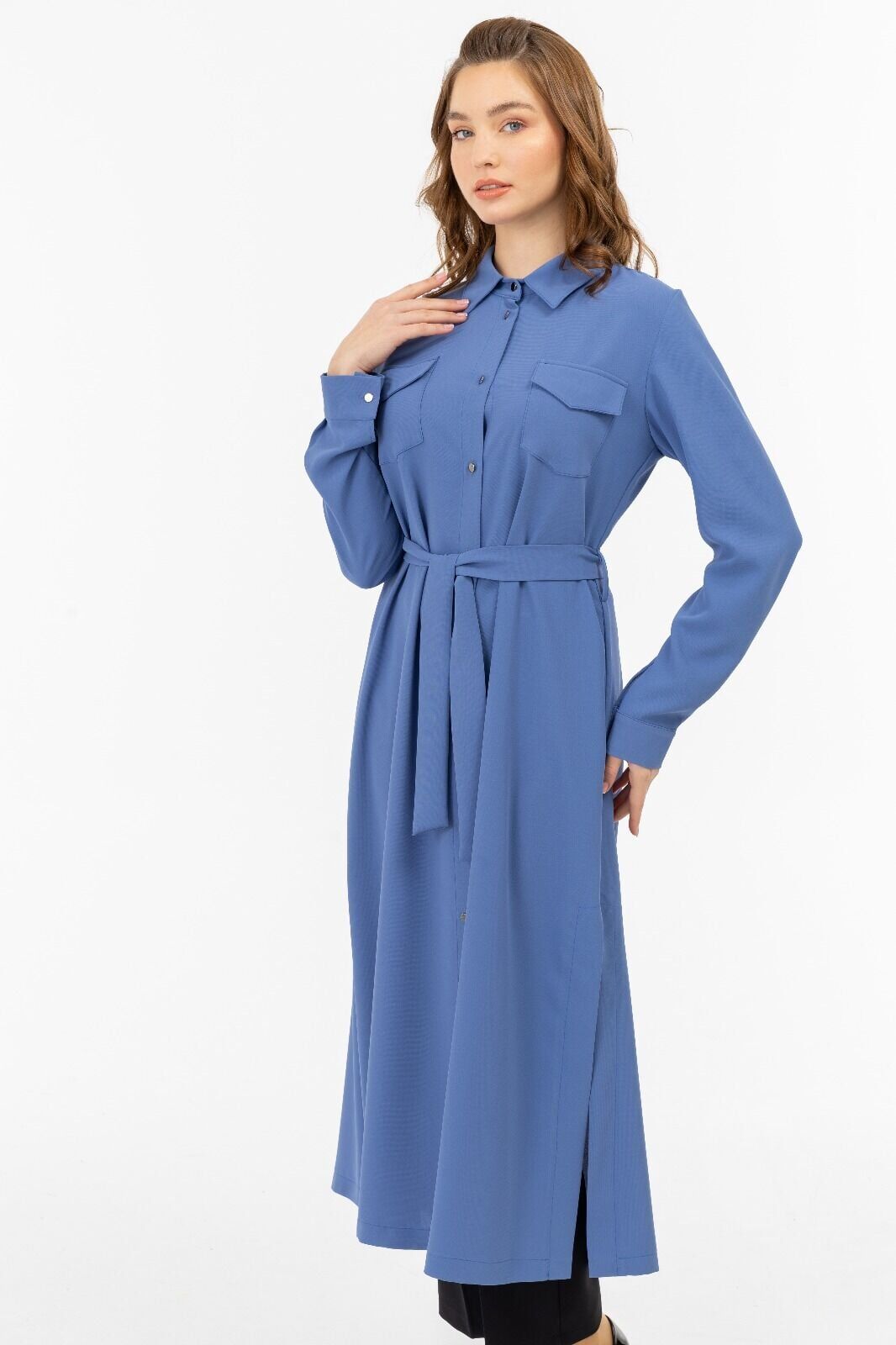 2077 GÖMLEK YAKA ÖNÜ BOYDAN DÜĞMELİ YANLARI YIRTMAÇ DETAYLI BELİ BAĞLAMALI ÖNÜ CEP GÖRÜNÜMLÜ UZUN TUNİK #05-25#