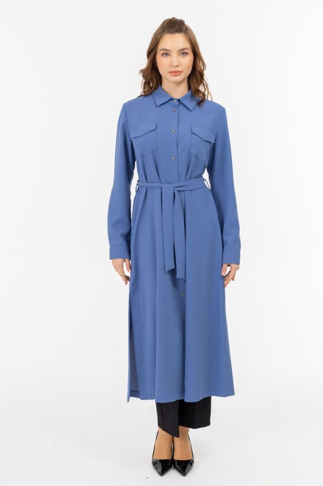 2077 GÖMLEK YAKA ÖNÜ BOYDAN DÜĞMELİ YANLARI YIRTMAÇ DETAYLI BELİ BAĞLAMALI ÖNÜ CEP GÖRÜNÜMLÜ UZUN TUNİK #05-25#