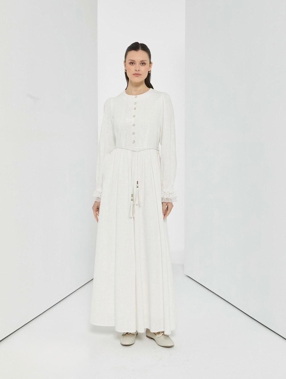 63094 ÖNÜ İNCİ DETAYLI BELİ BAĞLAMALI KOL UCU TÜYLÜ KETEN ELBİSE #04-25#