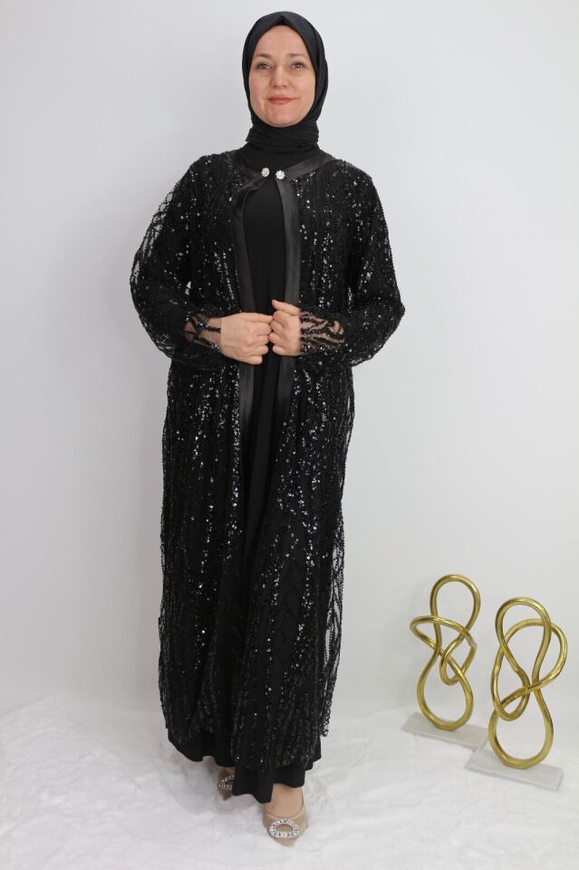 42903 İÇ SANDY KUMAŞ UZUN KOL DIŞ KENAR SATEN GÖRÜNÜMLÜ YAKA BROŞ DETAYLI DIŞ TÜL İŞLEME BONCUK PUL TAŞ DETAYLI İKİLİ ŞIK ABAYA 1 - SİYAH