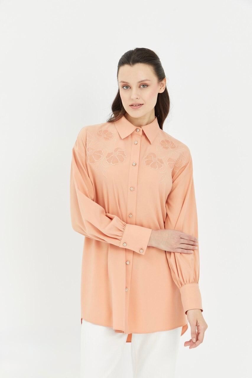 61058 GÖĞSÜ ÇİÇEK DETAYLI ÖNDEN DÜĞMELİ PAMUKLU GÖMLEK #06-25#