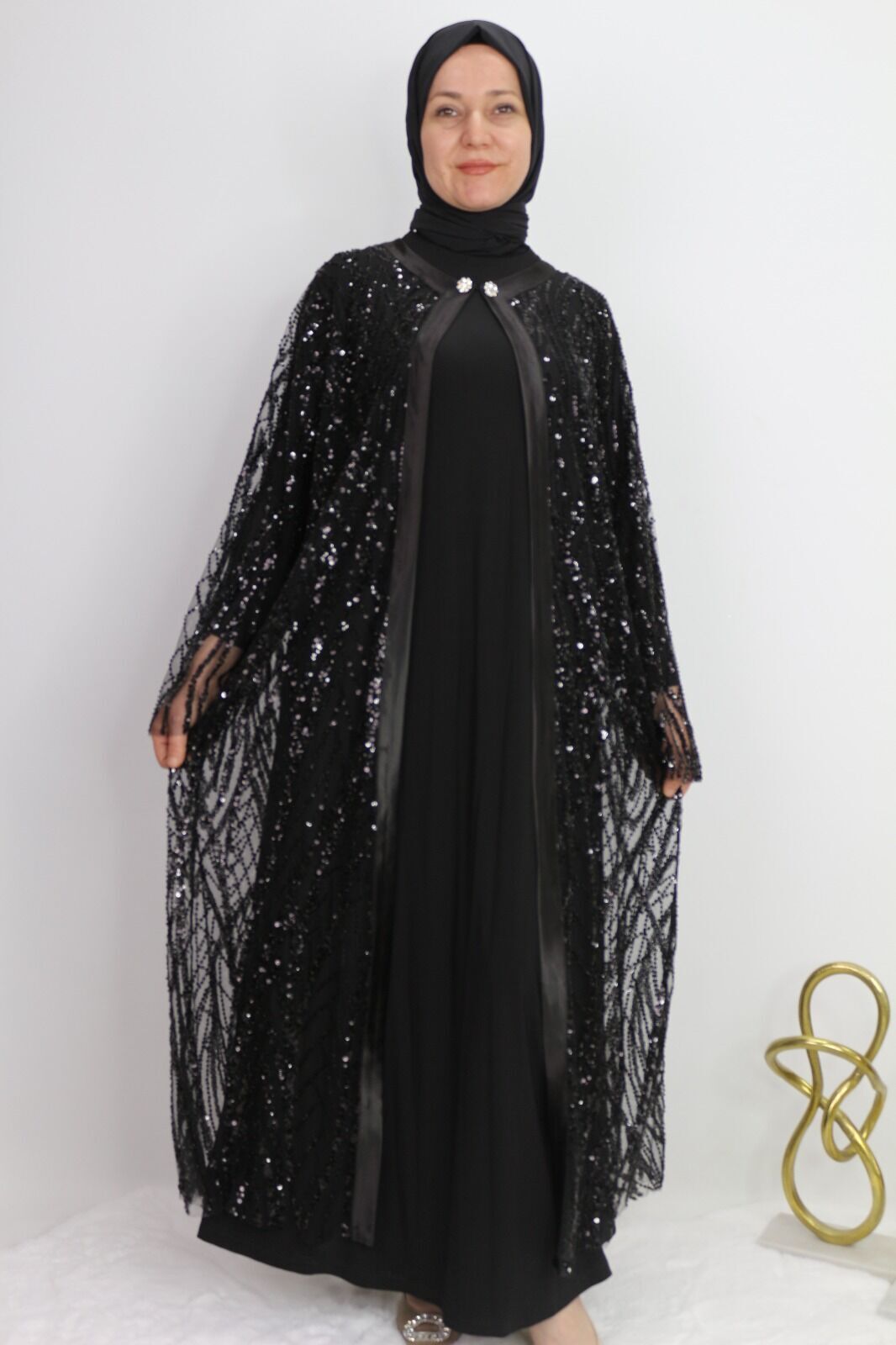 42903 İÇ SANDY KUMAŞ UZUN KOL DIŞ KENAR SATEN GÖRÜNÜMLÜ YAKA BROŞ DETAYLI DIŞ TÜL İŞLEME BONCUK PUL TAŞ DETAYLI İKİLİ ŞIK ABAYA 3 - SİYAH