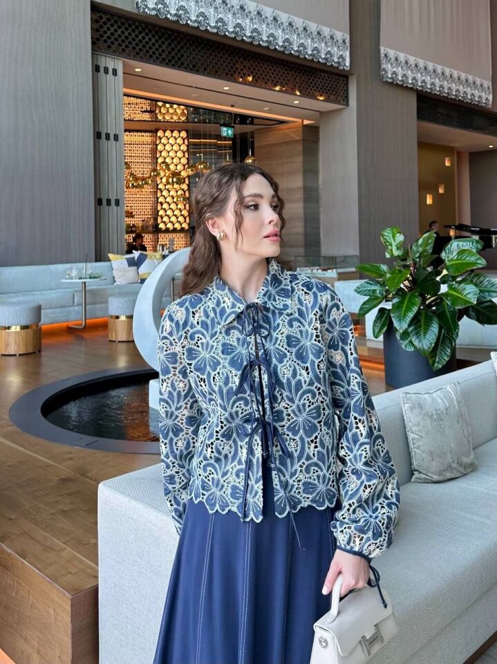 131038 ETEKLİ TAKIM ÜST KISMI ÇİÇEK DESENLİ İŞLEMELİ DANTEL DETEYLI ETEĞİNİN BELİ FERMUARLI DİKİŞ DETAYLI UÇ KISMI FIRFIRLI