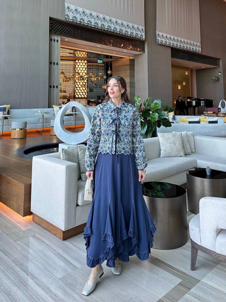 131038 ETEKLİ TAKIM ÜST KISMI ÇİÇEK DESENLİ İŞLEMELİ DANTEL DETEYLI ETEĞİNİN BELİ FERMUARLI DİKİŞ DETAYLI UÇ KISMI FIRFIRLI